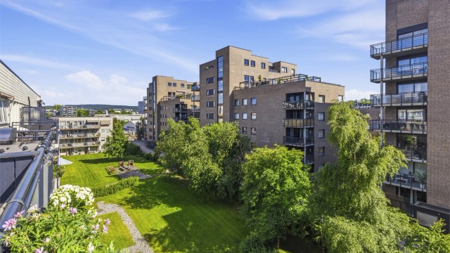 Koselig og solrik balkong på 5 m². Balkongen har hyggelig utsikt mot felles grøntområder, åsene og nærområdet. Foto: Marika Mørkestøl / Marikafoto