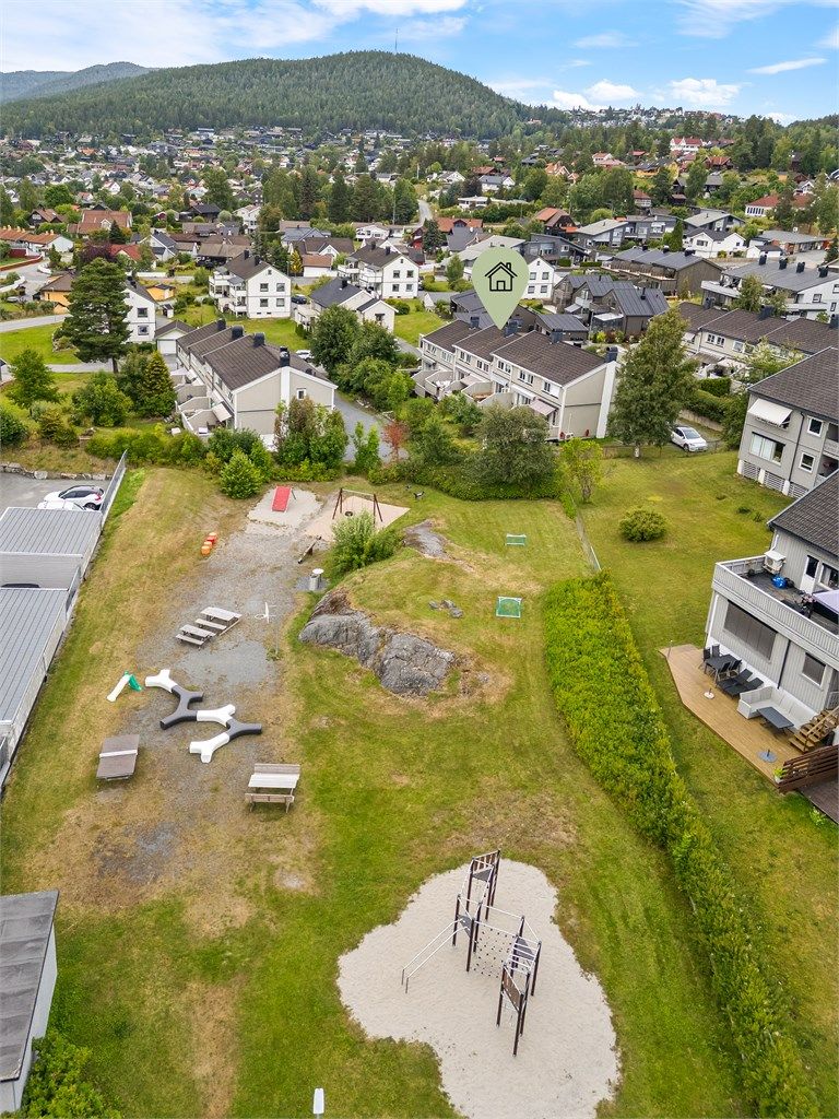 Umiddelbar nærhet til kommunaleid lekeplass med flere lekeapparater og sittebenker.