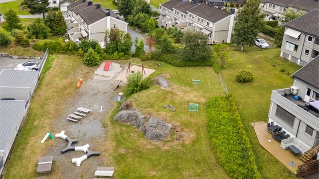 Umiddelbar nærhet til kommunaleid lekeplass med flere lekeapparater og sittebenker.