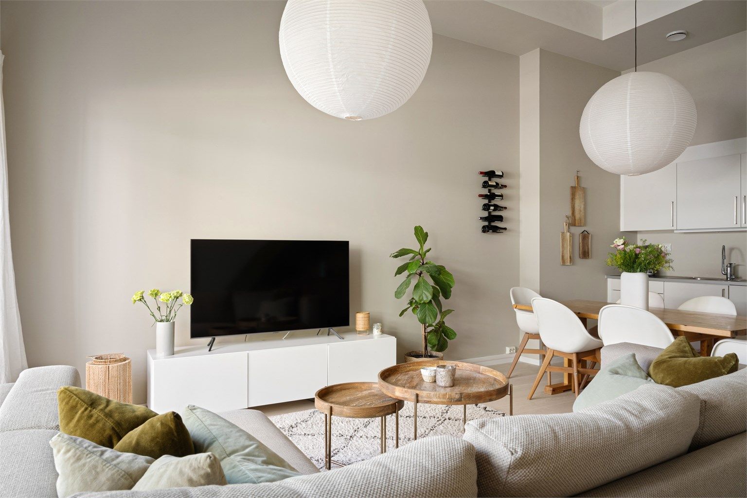 Plass til en stor sofa og et romslig spisebord. 