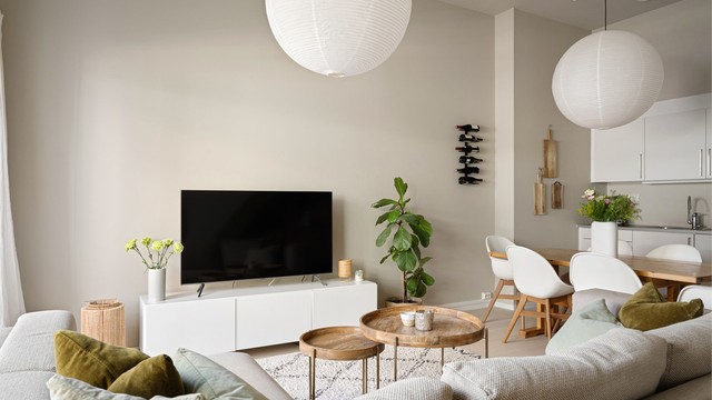 Plass til en stor sofa og et romslig spisebord.