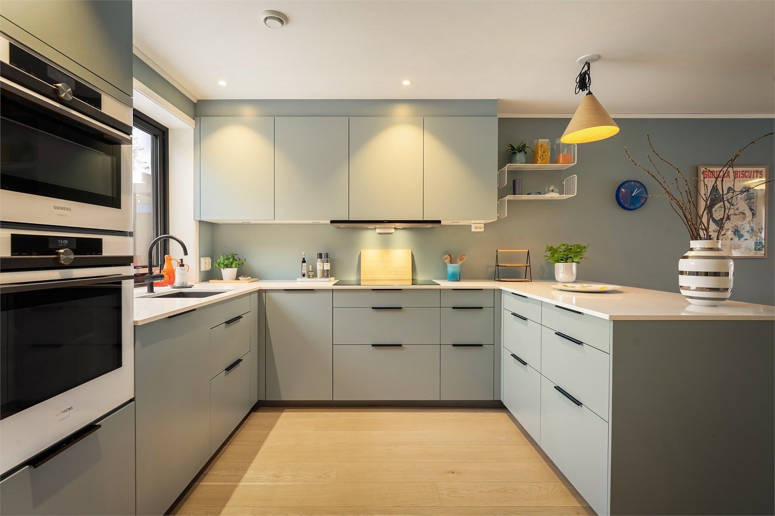 Benkeplaten er av kompositt og har nedsenket oppvaskkum