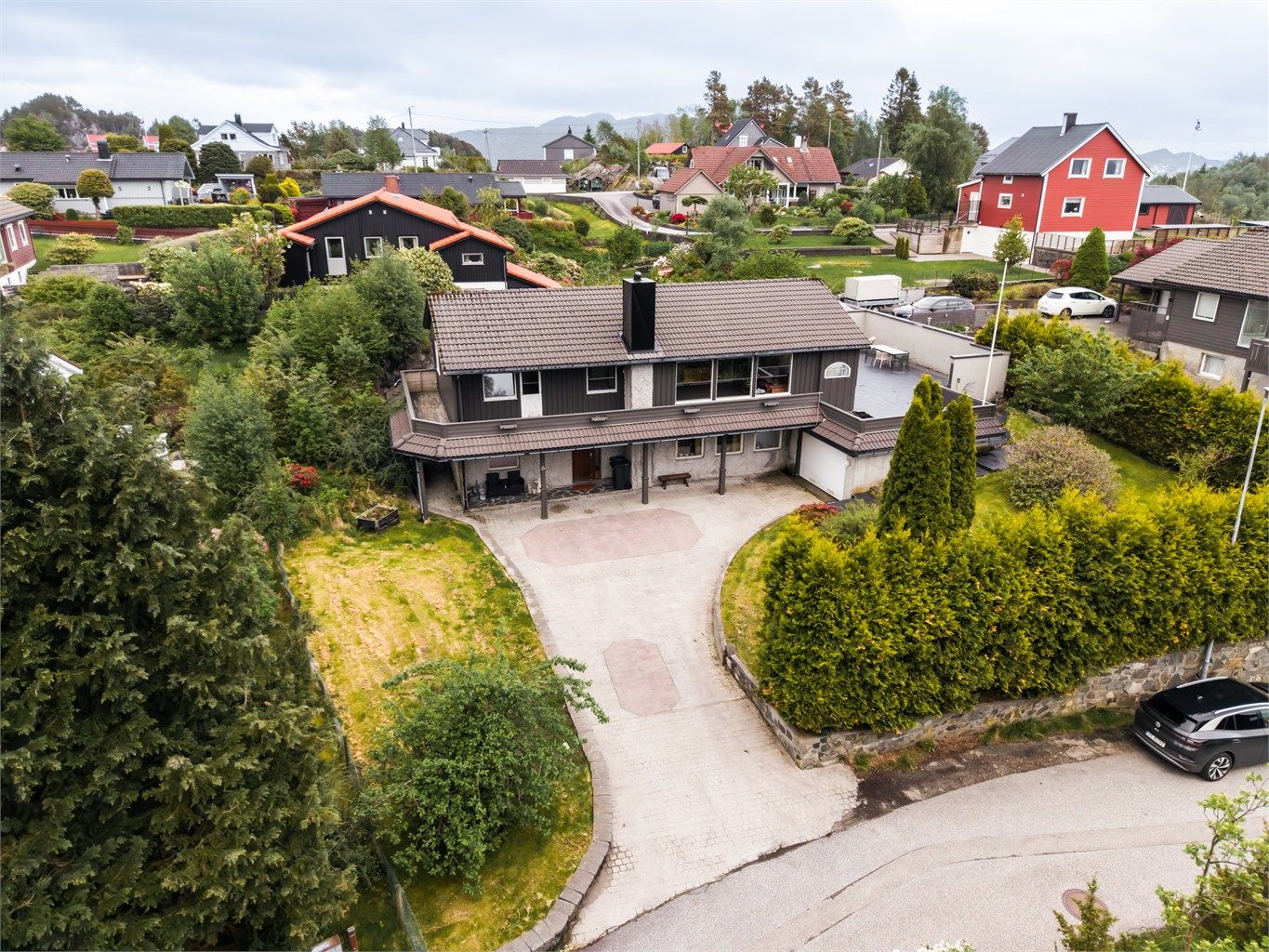 Enebolig på en stor, barnevennlig tomt. Boligen inneholder en egen, godkjent utleiedel i underetasjen.
Foto:Silje Holte v/@frksuper