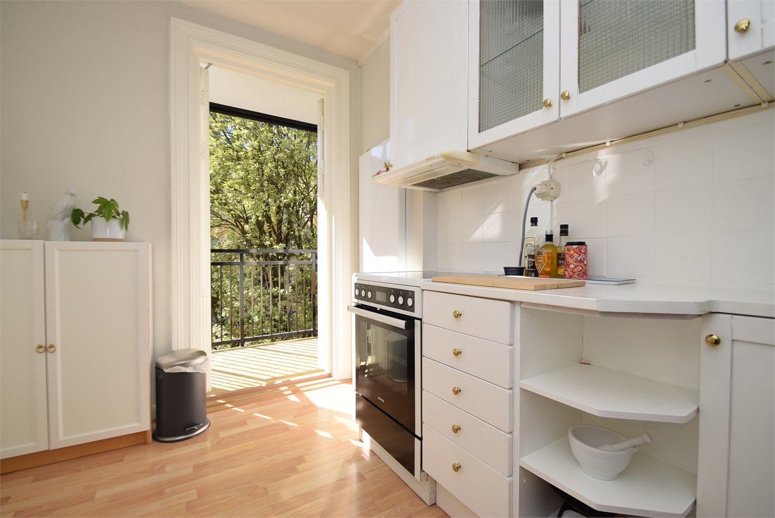 Kjøkken med utgang til fin balkong.