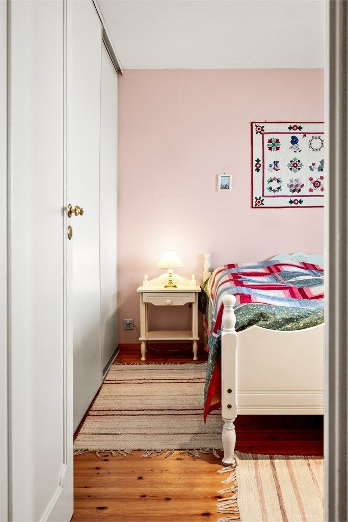 To av boligens soverom befinner seg i underetasjen. 