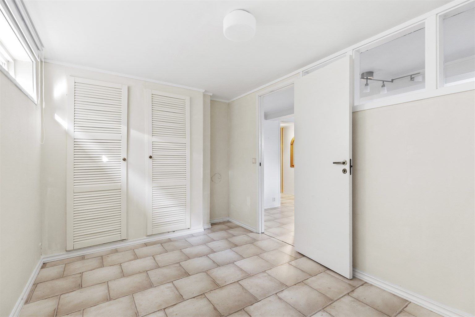 Innredet rom i underetasjen (ikke godkjent for varig opphold).