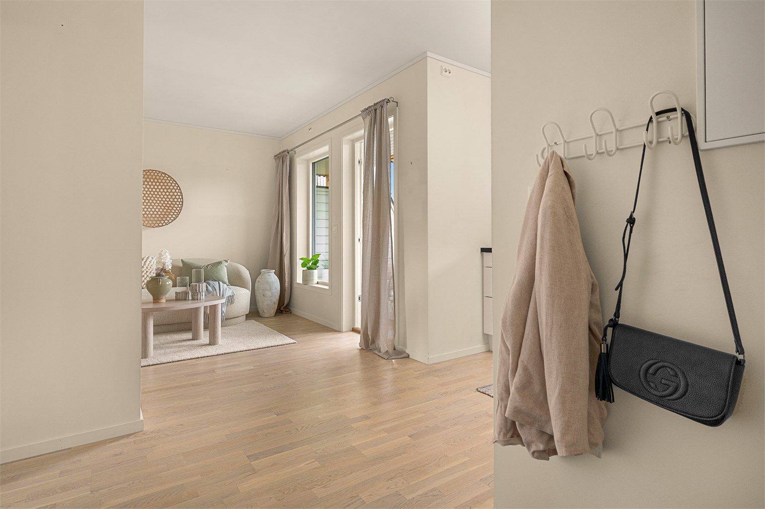 Leiligheten disponerer også en parkeringsplass og bod i felles parkeringskjeller med ytterligere oppbevaringsmuligheter. 