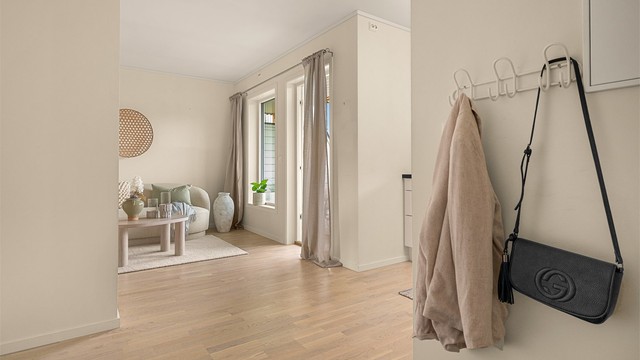 Leiligheten disponerer også en parkeringsplass og bod i felles parkeringskjeller med ytterligere oppbevaringsmuligheter.