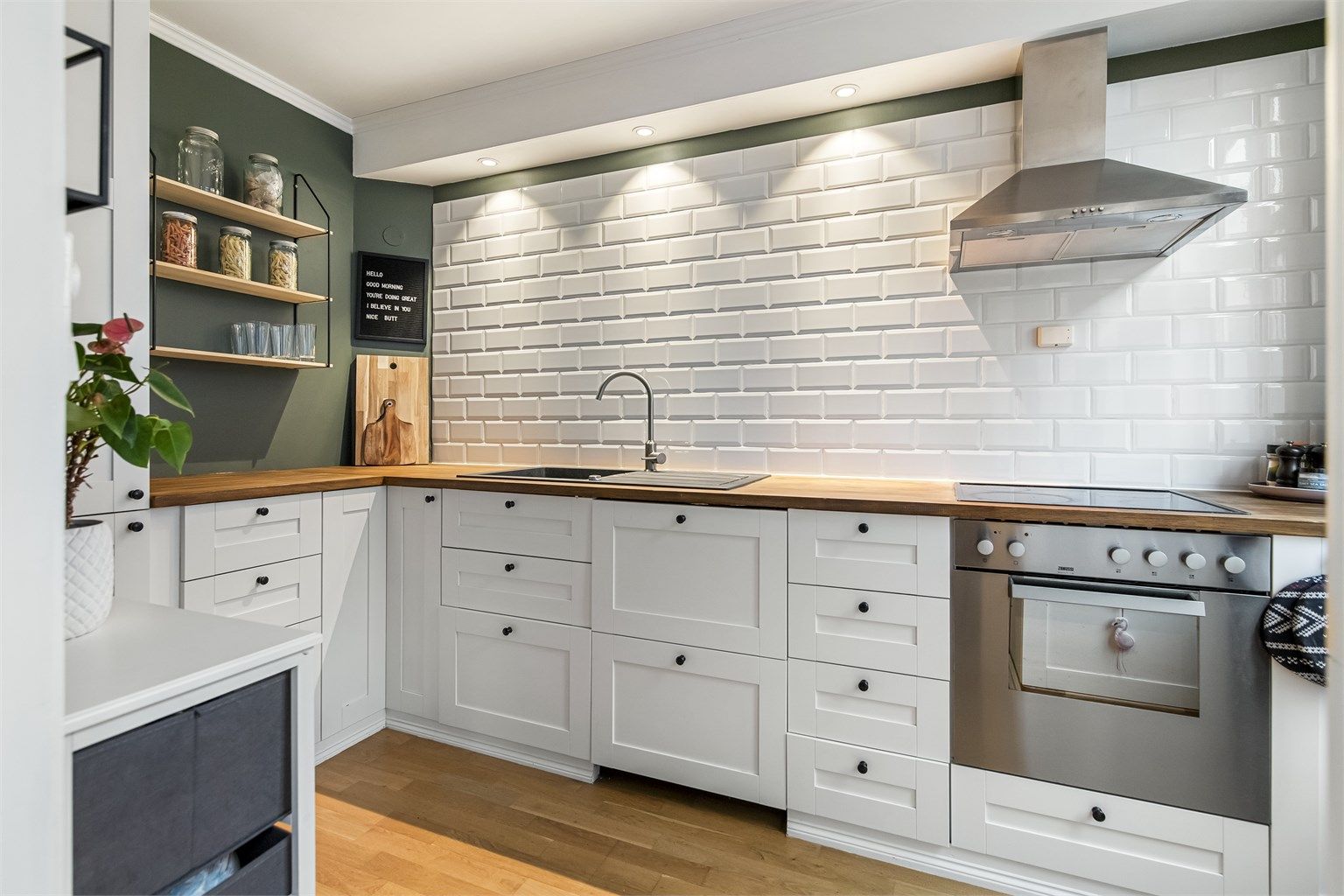 Et lyst og innbydende kjøkken med gode arbeidsflater