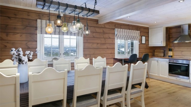 Kjøkken med stor og romslig spisestue