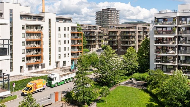 Utsikt mot flotte grøntarealer med Tiedemannsparken og Hovinbekken rett utenfor døren