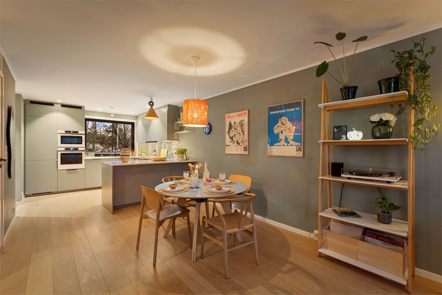 Plass for hyggelig spiseplass ved kjøkkenet