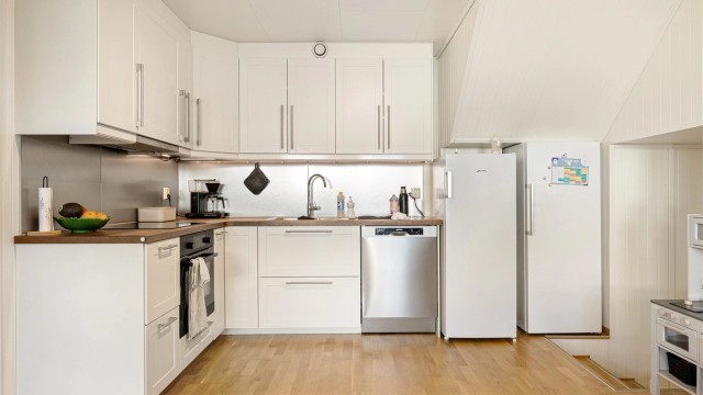 Kjøkkeninnredninger er fra 2014 med profilerte fronter og benkeplate i tre. Mellom kjøkkenbenk og overskap er det montert laminerte plater. Integrert stekeovn og platetopp og frittstående oppvaskmaskin og kjøleskap.