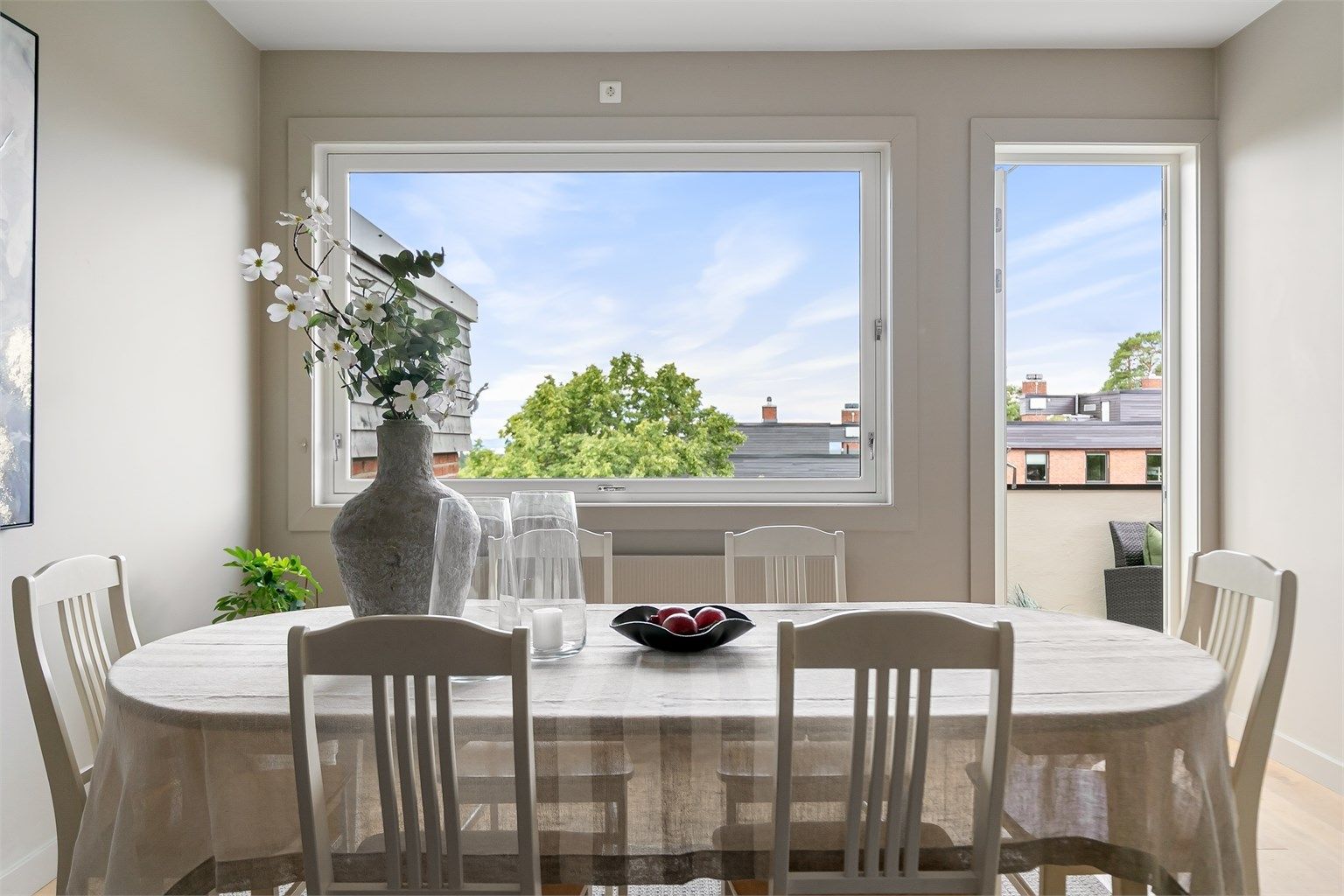 Det er 2 min. gange til Østerås Senter med ca. 20 butikker, helsetorg, vinmonopol, Kafé, treningssenter og mer. Senteret ble nylig oppusset ferdigstilt i oktober 2025