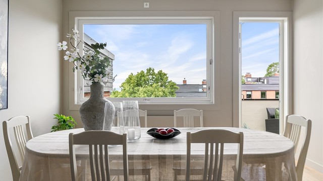 Det er 2 min. gange til Østerås Senter med ca. 20 butikker, helsetorg, vinmonopol, Kafé, treningssenter og mer. Senteret ble nylig oppusset ferdigstilt i oktober 2025