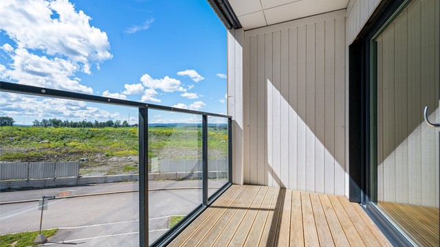 Fra stuen er det utgang til en sørvendt balkong. Her bor du med gangavstand til Jessheim sentrum og alle byens fasiliteter.