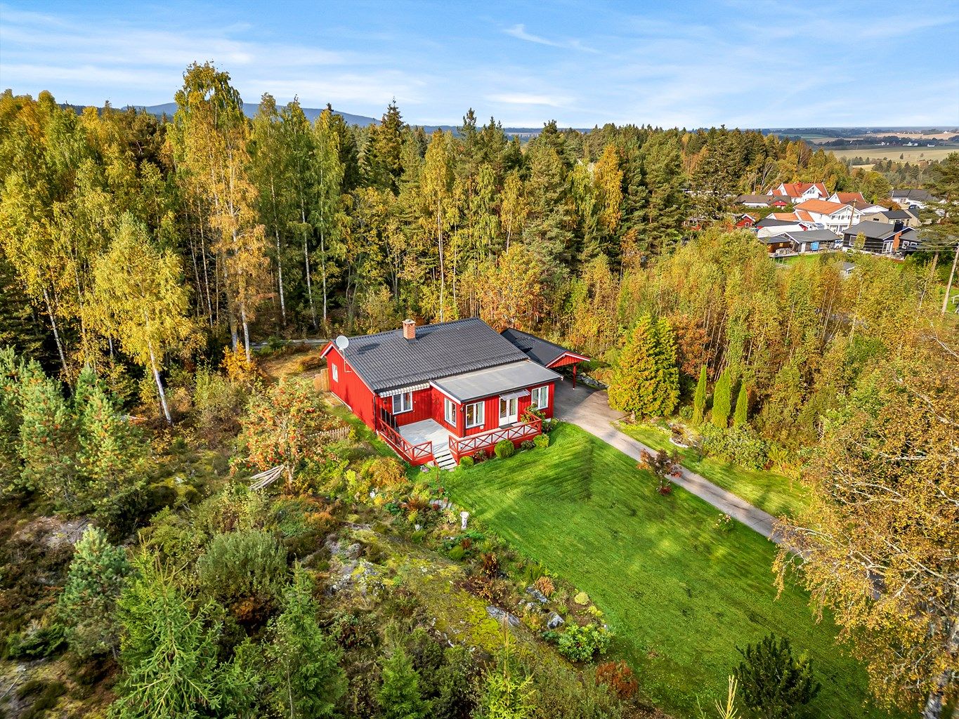 Eiendommen i dag er har en fantastisk tomt og beliggenhet. Meget gode solforhold og veldig barnevennlig. 