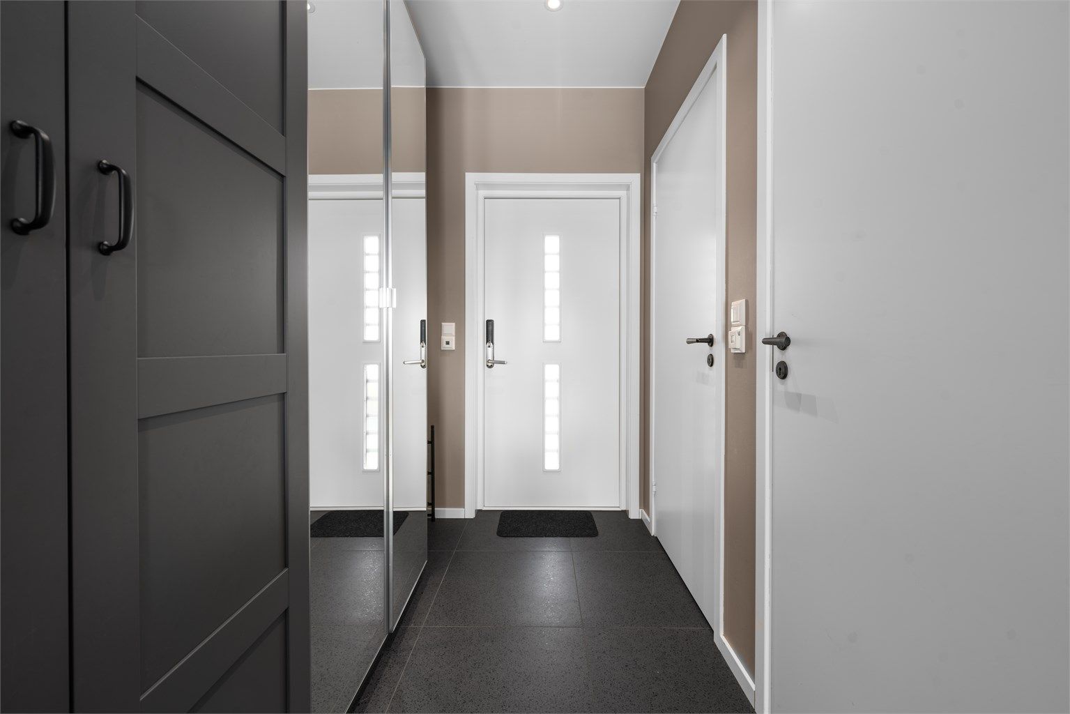 Entréen har plass til garderobeløsning og gir et godt førsteinntrykk av boligens gjennomførte standard fra 2024.