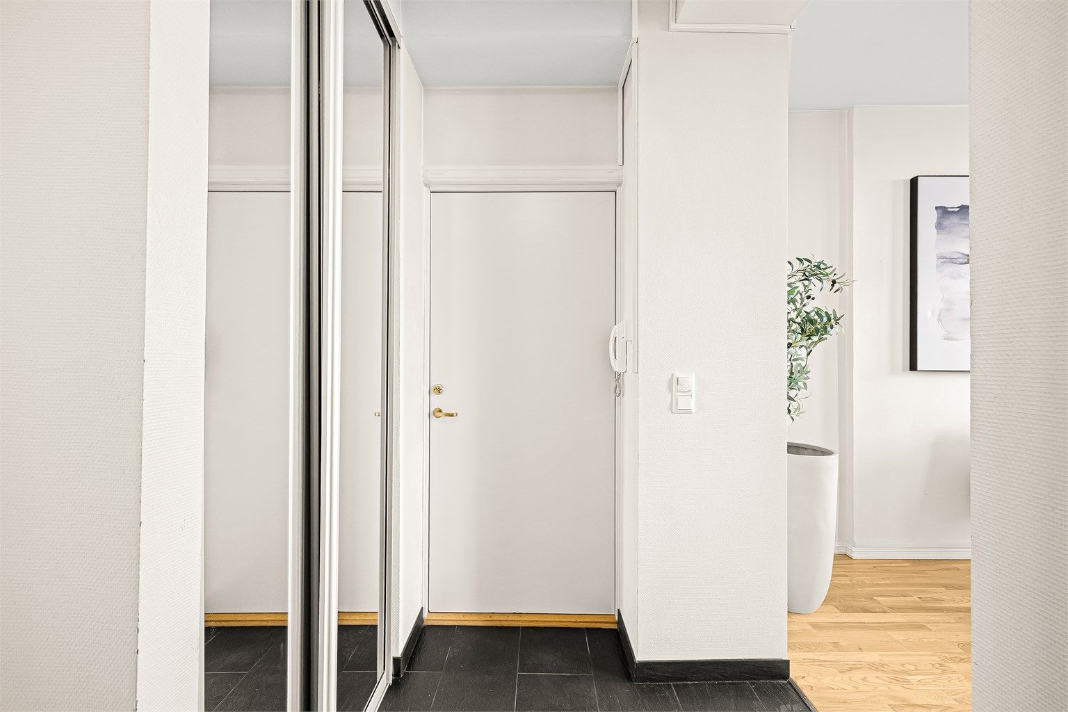 Velkommen inn! Lys entré med flislagte gulv med varme. Det er montert skyvedørsgarderobe til oppbevaring og det er installert dørcalling. 
