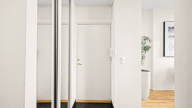 Velkommen inn! Lys entré med flislagte gulv med varme. Det er montert skyvedørsgarderobe til oppbevaring og det er installert dørcalling.