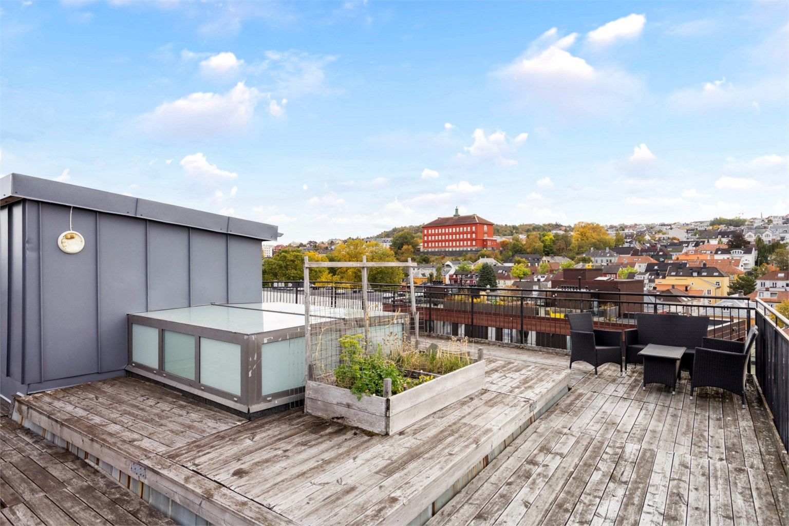 Leiligheten disponerer tilgang til takterrasse med fantastiske sol- og utsiktsforhold som deles med to andre seksjoner. 