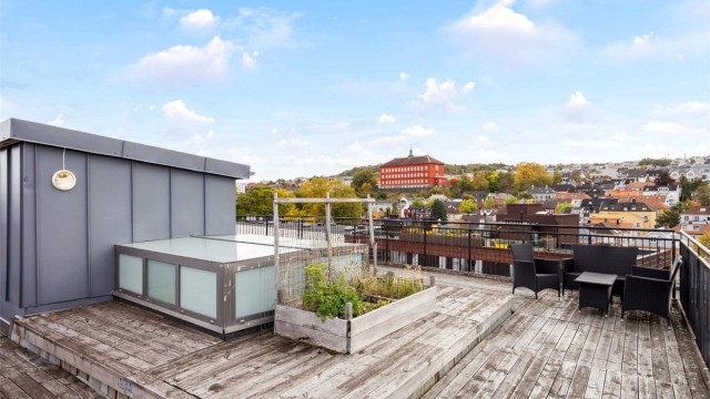 Leiligheten disponerer tilgang til takterrasse med fantastiske sol- og utsiktsforhold som deles med to andre seksjoner.