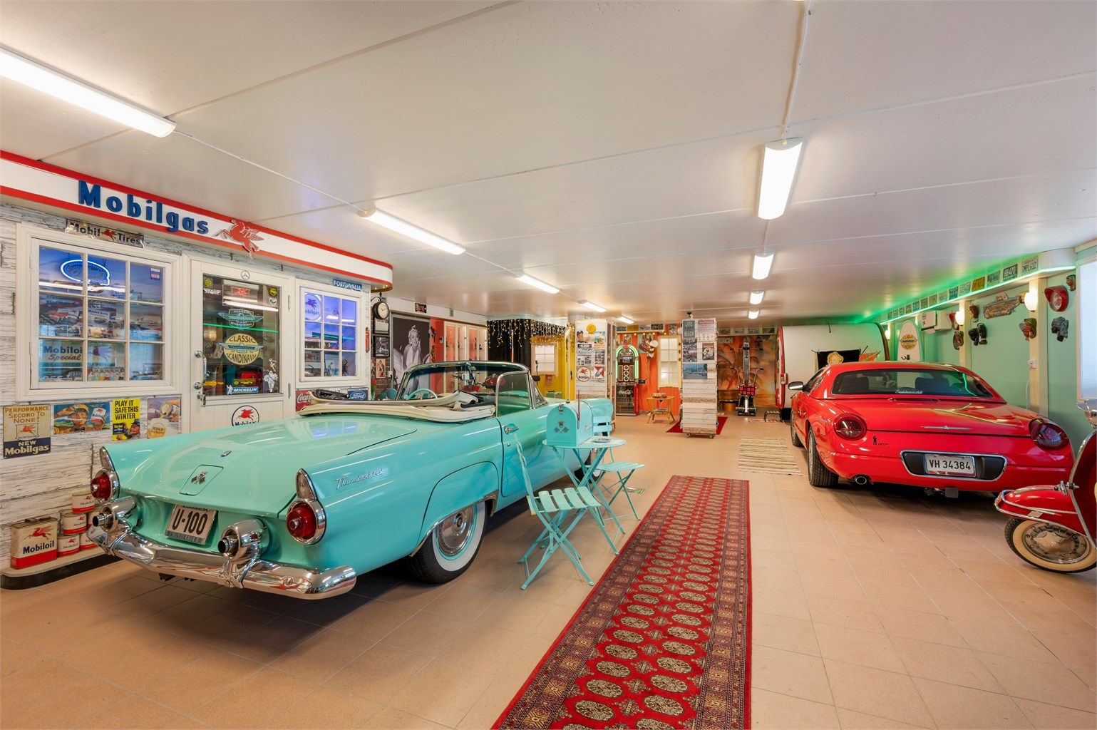 I tillegg til det store oppholdsarealet rommer huset to større garasjeareal på til sammen over 150 kvm. 