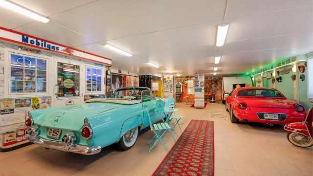 I tillegg til det store oppholdsarealet rommer huset to større garasjeareal på til sammen over 150 kvm.