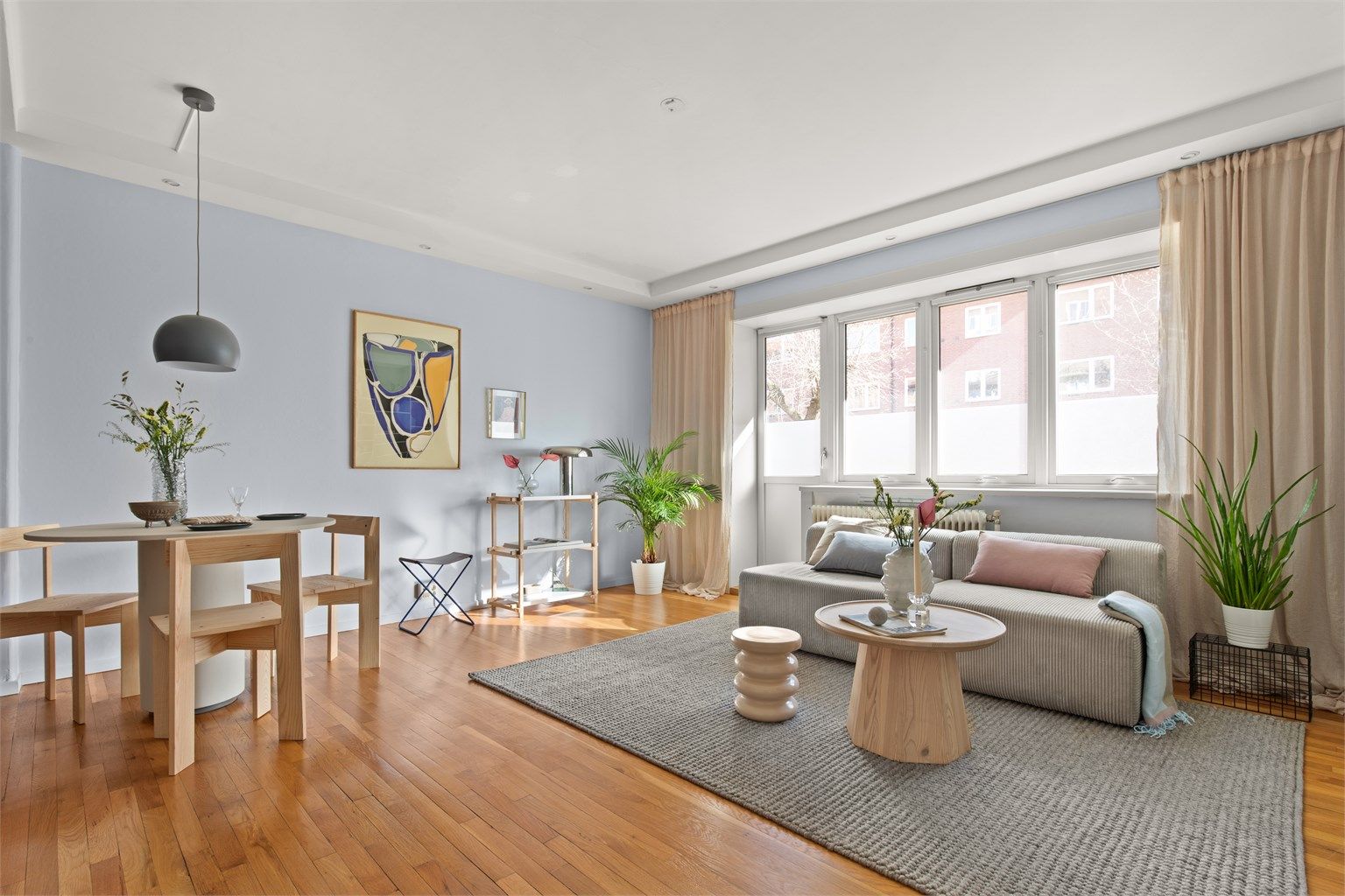 En lys og arealeffektiv 2-roms andelsleilighet med stilrene overflater og en herlig fransk balkong.