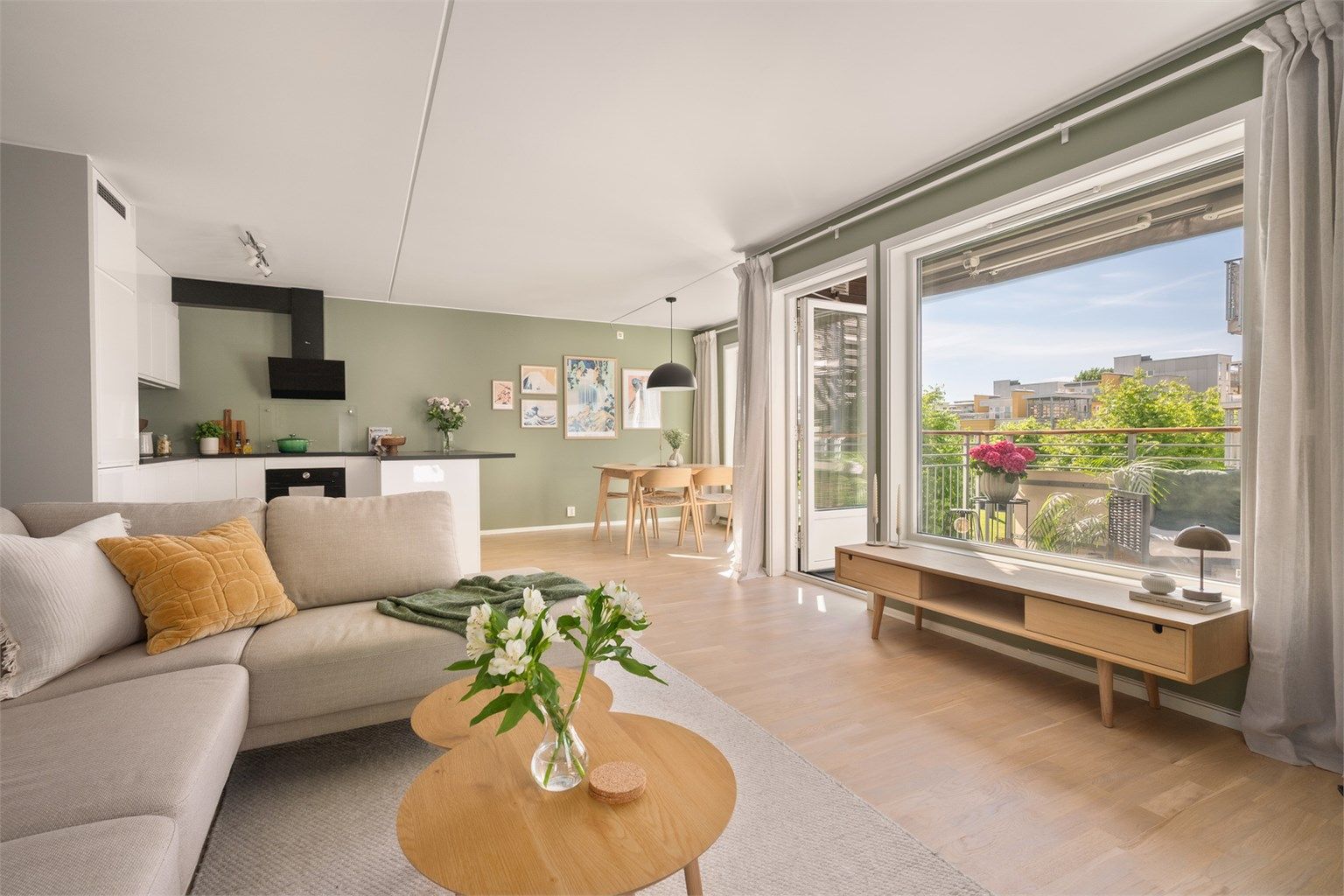 Boligen byr på en gjennomgående og familievennlig planløsning med luftige oppholdsrom, store vindusflater og god standard. Foto: Gutt Foto