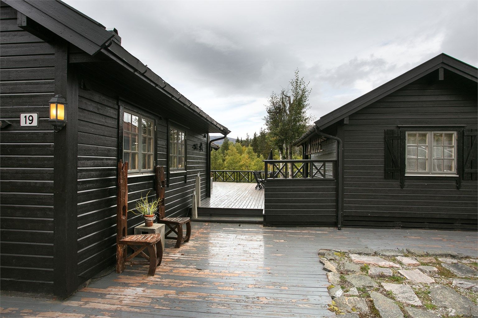 Terrassepassasjen mellom bygningene leder direkte ut til uteplassene.
