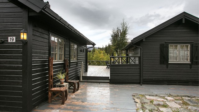 Terrassepassasjen mellom bygningene leder direkte ut til uteplassene.
