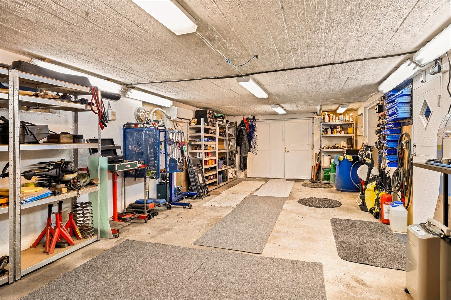 I kjelleren er det et skikkelig verksted med mulighet for å kjøre bil inn.