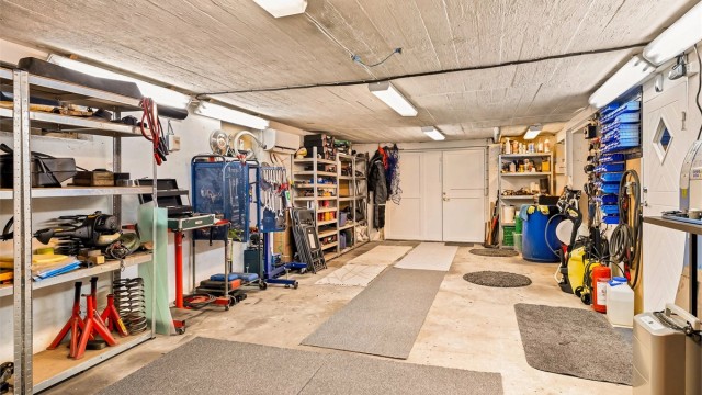 I kjelleren er det et skikkelig verksted med mulighet for å kjøre bil inn.