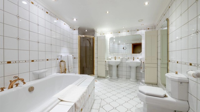 Badet er i tillegg utstyrt med innebygget badekar og gulvstående toalett.