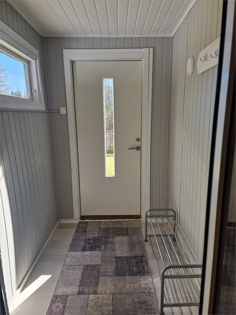 Lys gang med plass til å henge fra seg yttertøy.