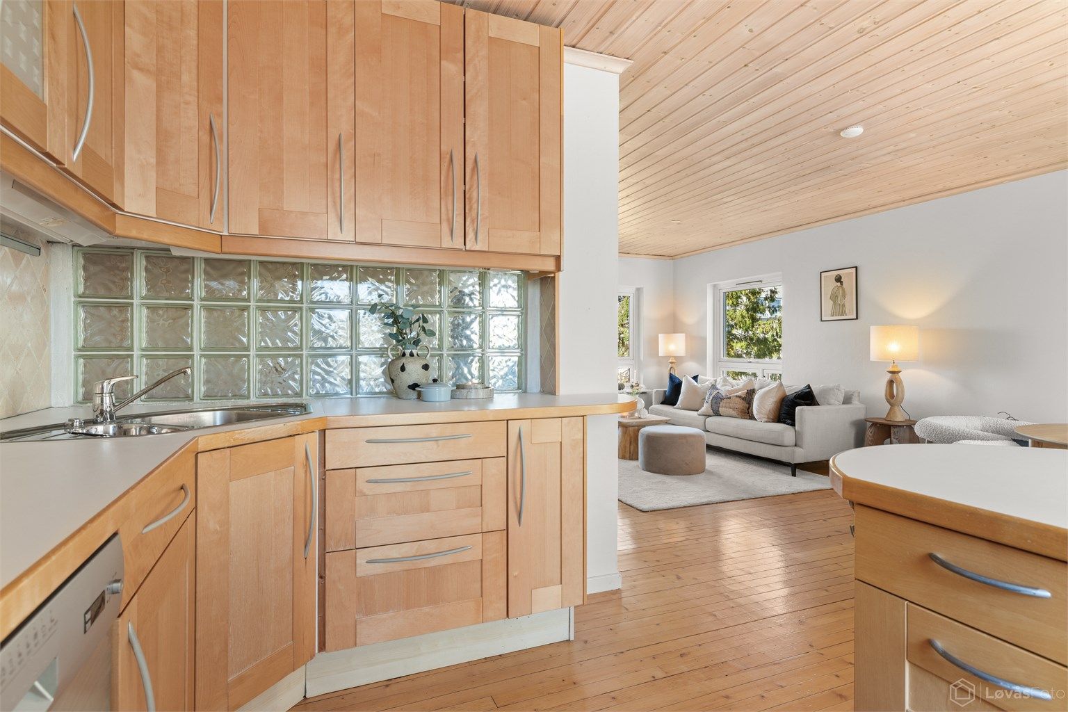 Godt med skap- og benkeplass på kjøkkenet.