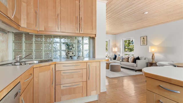 Godt med skap- og benkeplass på kjøkkenet.