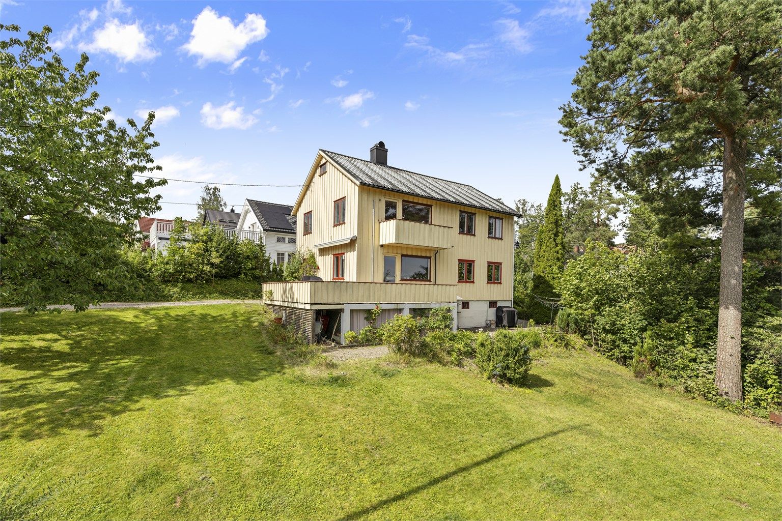 Velkommen til Hønskollen 1, presentert av Terje Tveit i Krogsveen. Innholdsrik og stor enebolig med potensiale. 