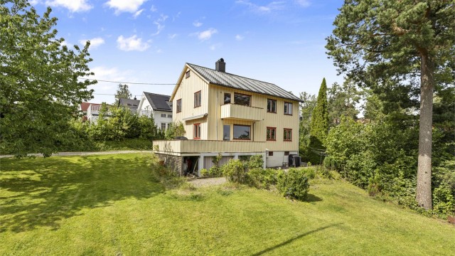 Velkommen til Hønskollen 1, presentert av Terje Tveit i Krogsveen. Innholdsrik og stor enebolig med potensiale.