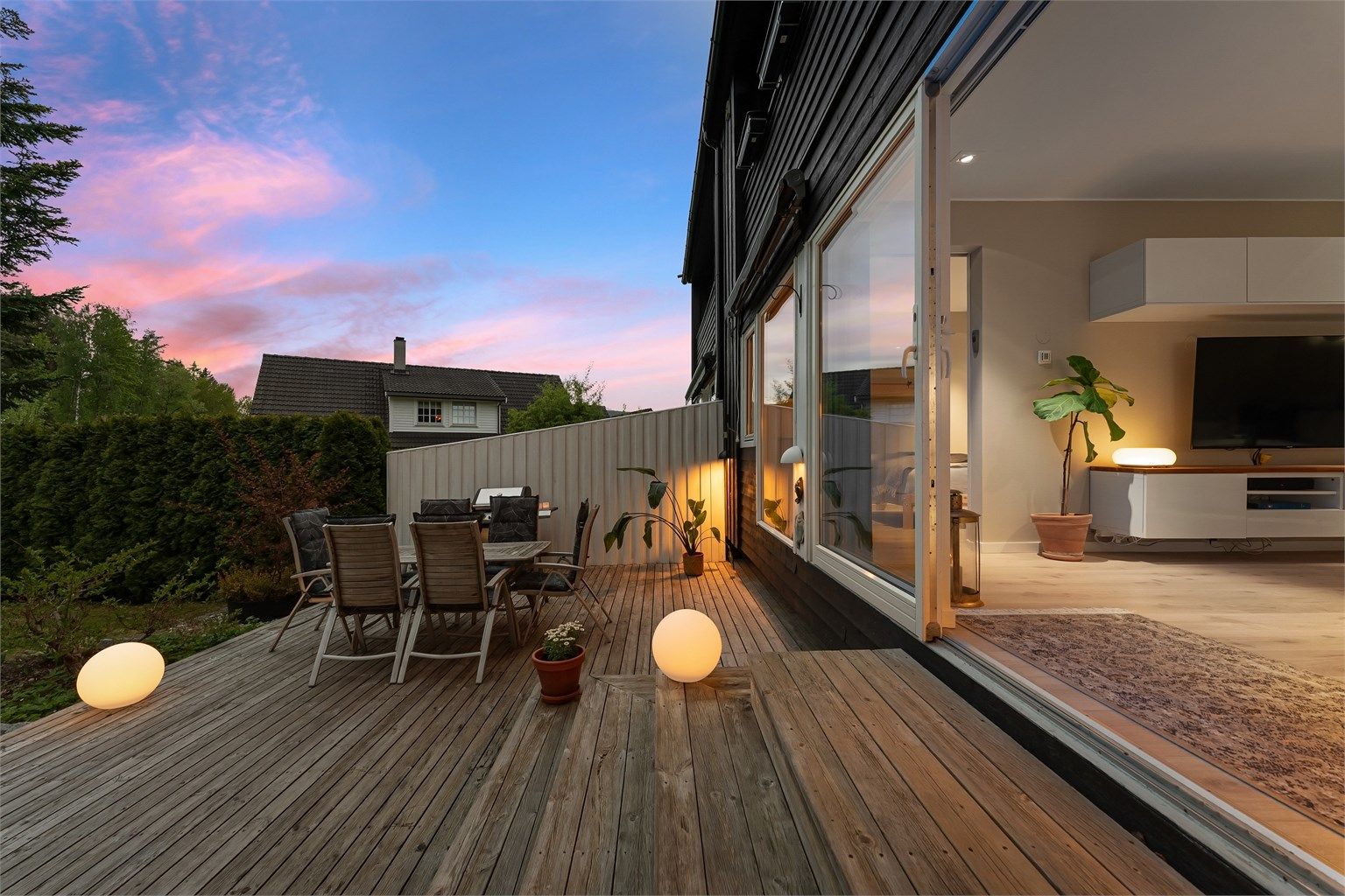 Stor sydvestvendt terrasse på 38 m² med sol fra kl. 11.00 til 21.00 og videre adkomst til hageflekk