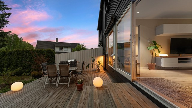 Stor sydvestvendt terrasse på 38 m² med sol fra kl. 11.00 til 21.00 og videre adkomst til hageflekk