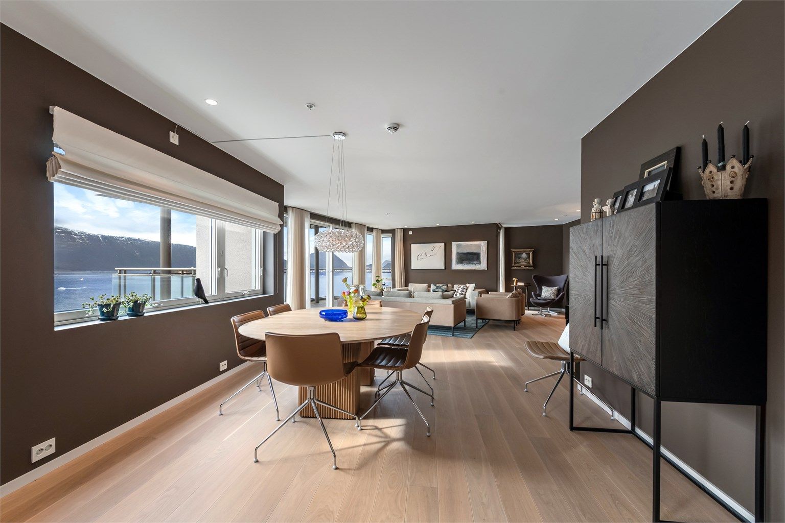 Spisestuen er beliggende mellom kjøkken og stue