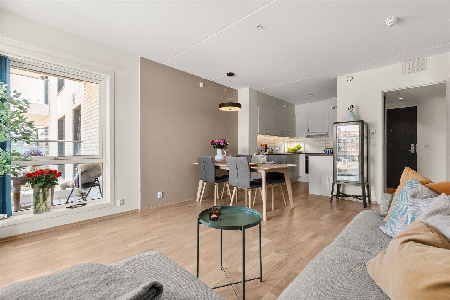 Boligen har en god planløsning med veldimensjonerte rom. 