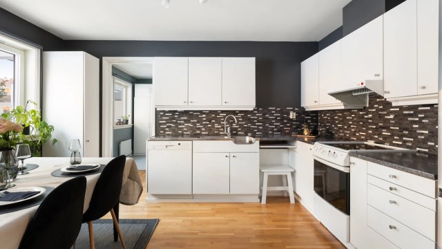 Kjøkkeninnredningen har glatte fronter, laminat benkeplate og kullfilterventilator.