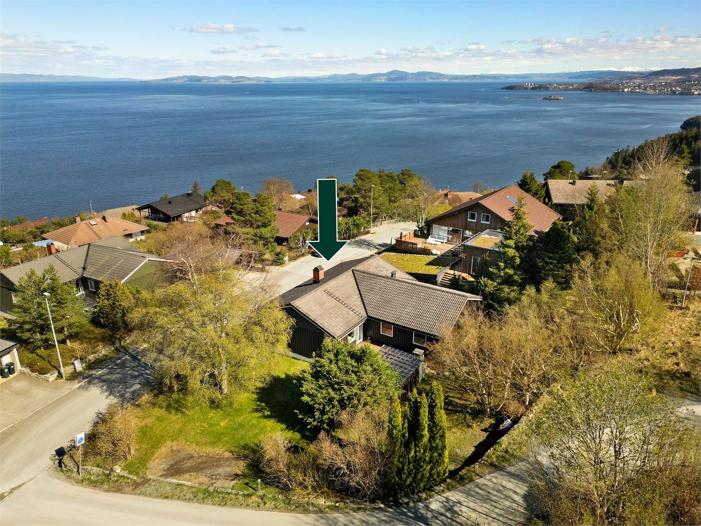 Enebolig med flott utsikt og beliggenhet øverst på Trollahaugen.