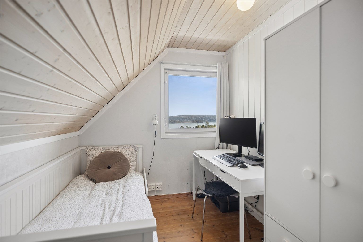 Soverom nr 2 i loftetasjen passer godt som barnerom, gjesterom eller kontor.