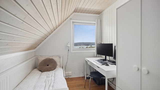 Soverom nr 2 i loftetasjen passer godt som barnerom, gjesterom eller kontor.