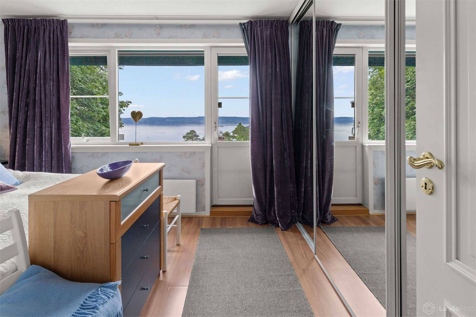 Soverom 1 har flott utsikt, skyvedørsgarderobe og fransk balkong
