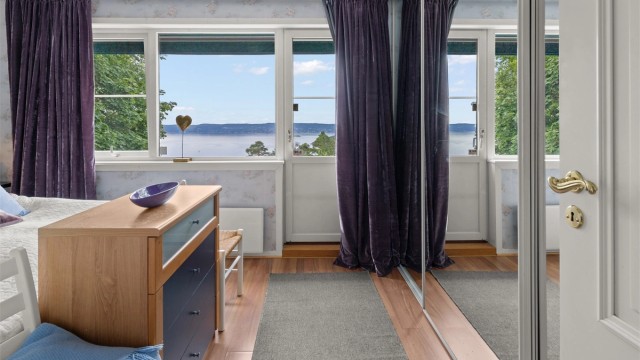 Soverom 1 har flott utsikt, skyvedørsgarderobe og fransk balkong